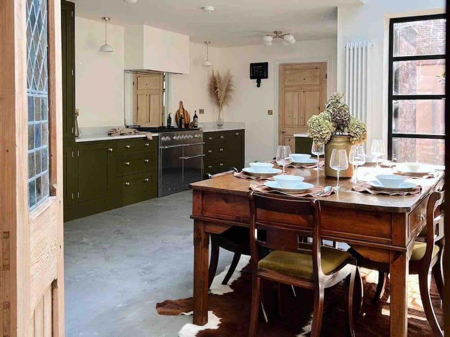 Luxury City Centre Townhouse - Sleeps 6 Честър Екстериор снимка