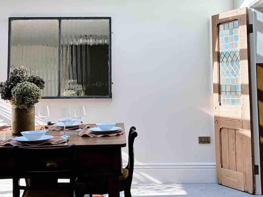 Luxury City Centre Townhouse - Sleeps 6 Честър Екстериор снимка