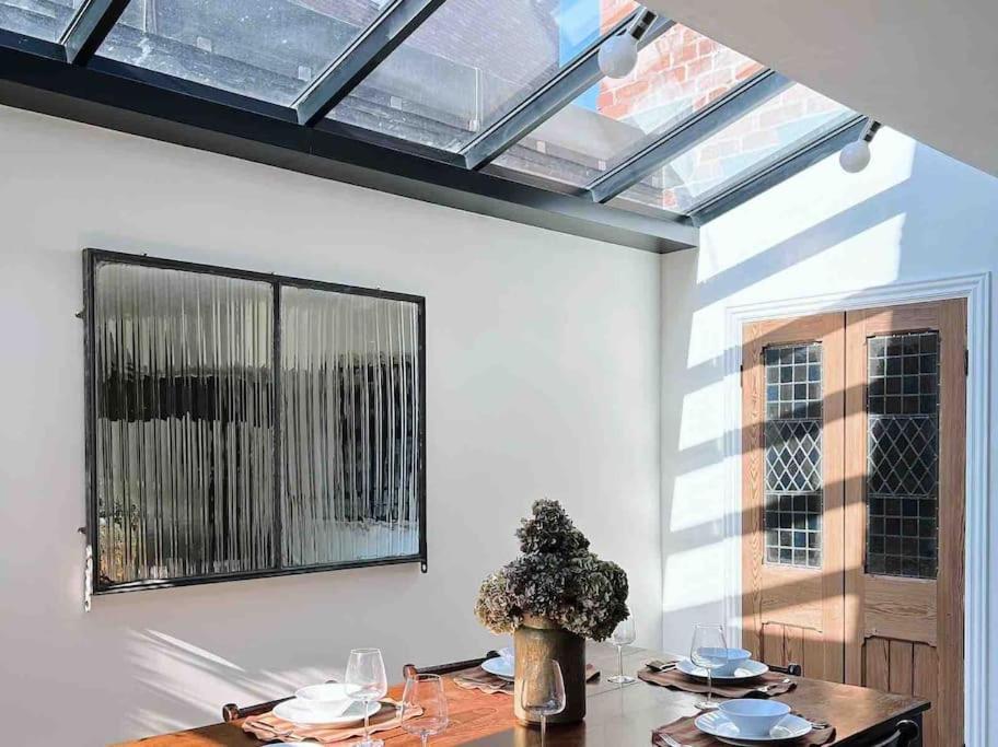 Luxury City Centre Townhouse - Sleeps 6 Честър Екстериор снимка