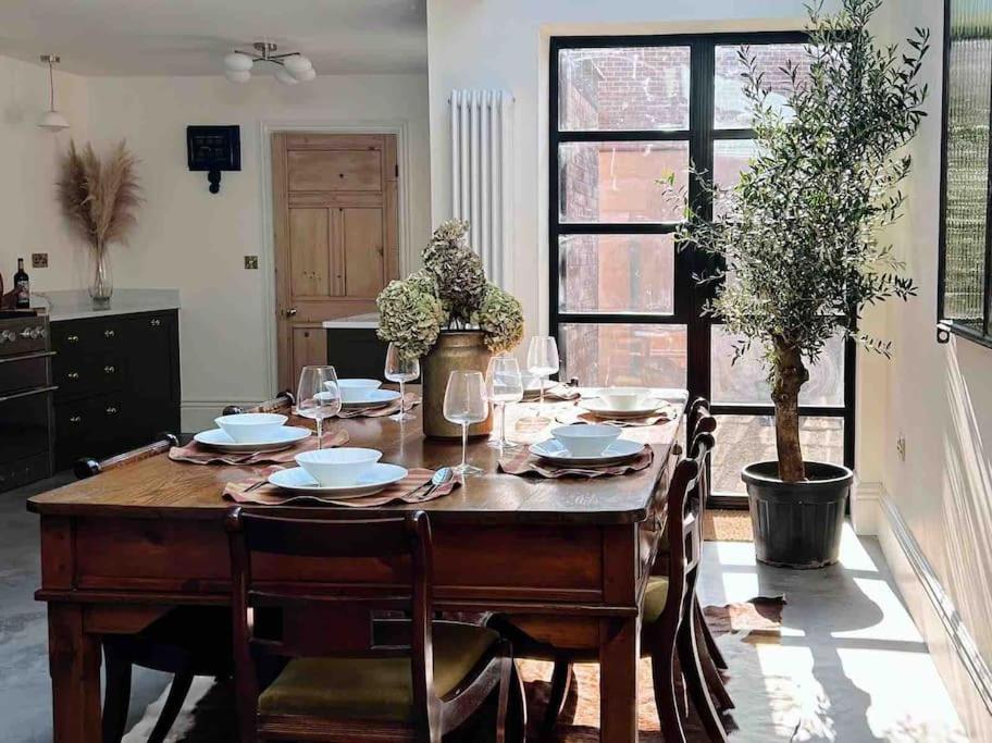 Luxury City Centre Townhouse - Sleeps 6 Честър Екстериор снимка